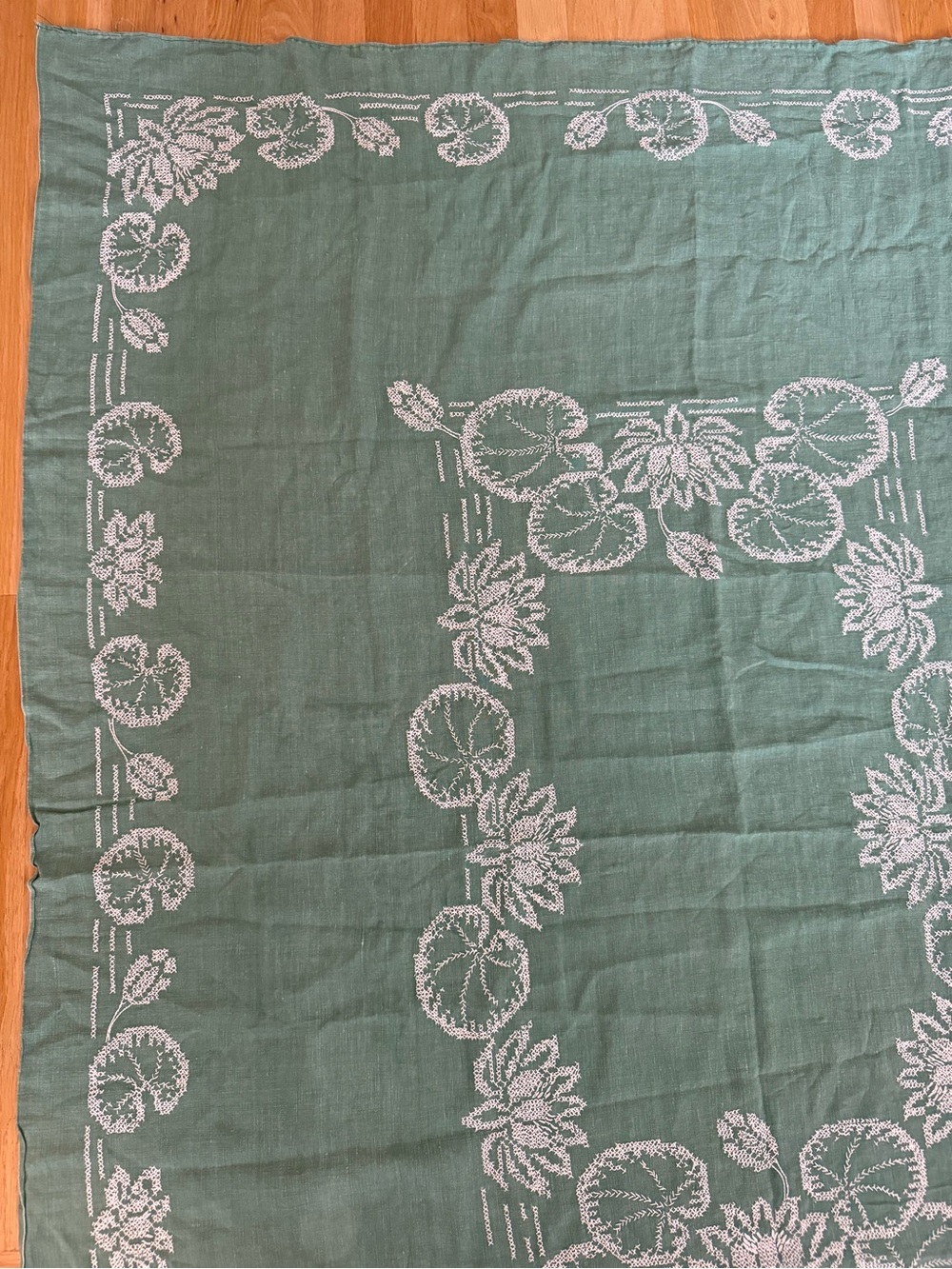 vintage linen tablecloth  white lotus embroidery and cutwork details - Picture 5 of 12